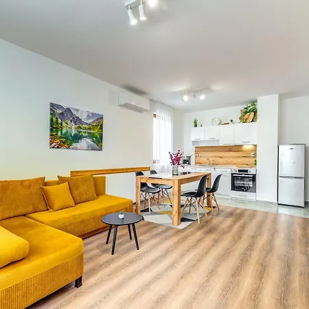 Kometa - 1bd With Balcony & Forest View By Flat Manager דירה פמפורובו