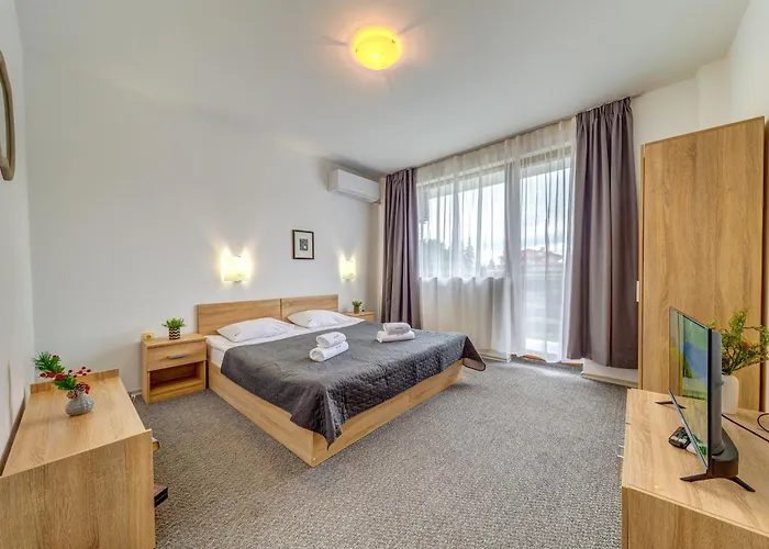 Kometa - 1bd With Balcony & Forest View By Flat Manager דירה פמפורובו