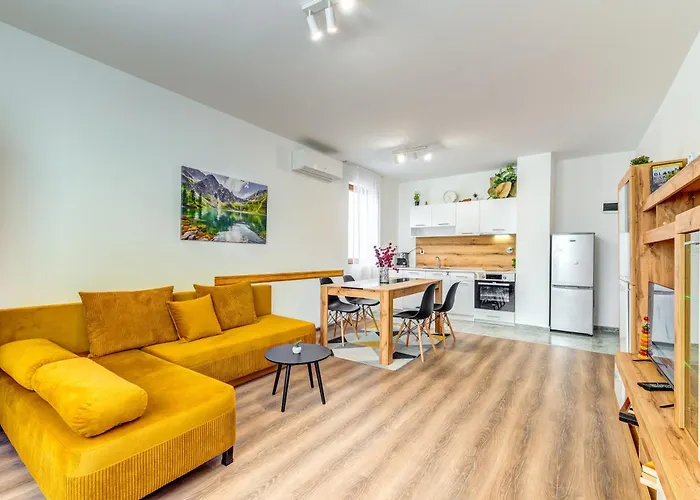 Kometa - 1bd With Balcony & Forest View By Flat Manager דירה פמפורובו